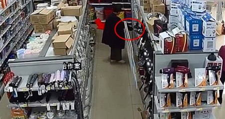 24 satırı iç çamaşırına saklayarak çalan kadın böyle görüntülendi