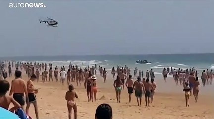 شاهد: زورقٌ للمهاجرين المغاربة يرسو على شاطئ إسباني وسط آلاف السياح