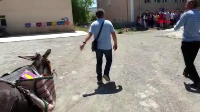 ERZİNCAN EŞEKLE KÖYLERİ GEZİP ÇOCUKLARA KİTAP VE KIRTASİYE MALZEMESİ DAĞITTI