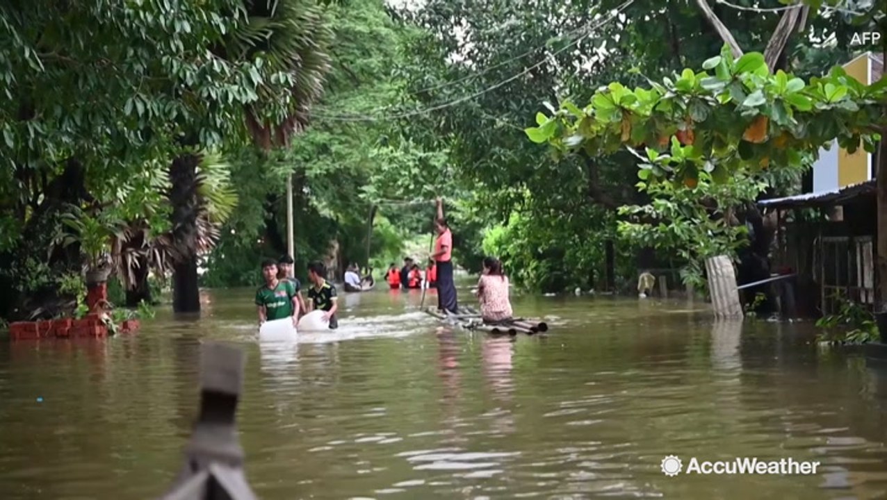Towns turned to lakes as flooding displaces tens of thousands of people