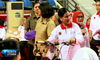 Ibu Negara Iriana Jokowi Bagi-Bagi Sepeda