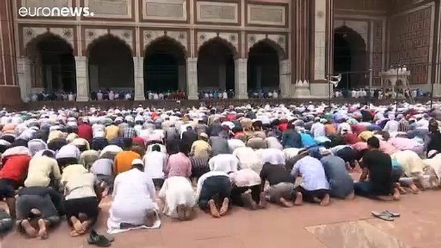 الهند تخفف القيود في كشمير من أجل صلاة الجمعة وباكستان تعلّق خدمة القطارات