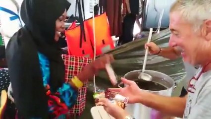 Richard Gere lleva alimentos al barco de Proactiva Open Arms
