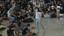 Manifestantes antigubernamentales ocupan la terminal de llegadas del aeropuerto de Hong Kong