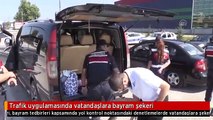 Trafik uygulamasında vatandaşlara bayram şekeri