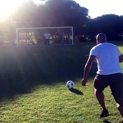 Dans son jardin, Roberto Carlos rejoue son coup franc mythique face à la France