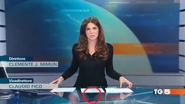 La présentatrice italienne n’avait pas prévu que la table soit transparente…