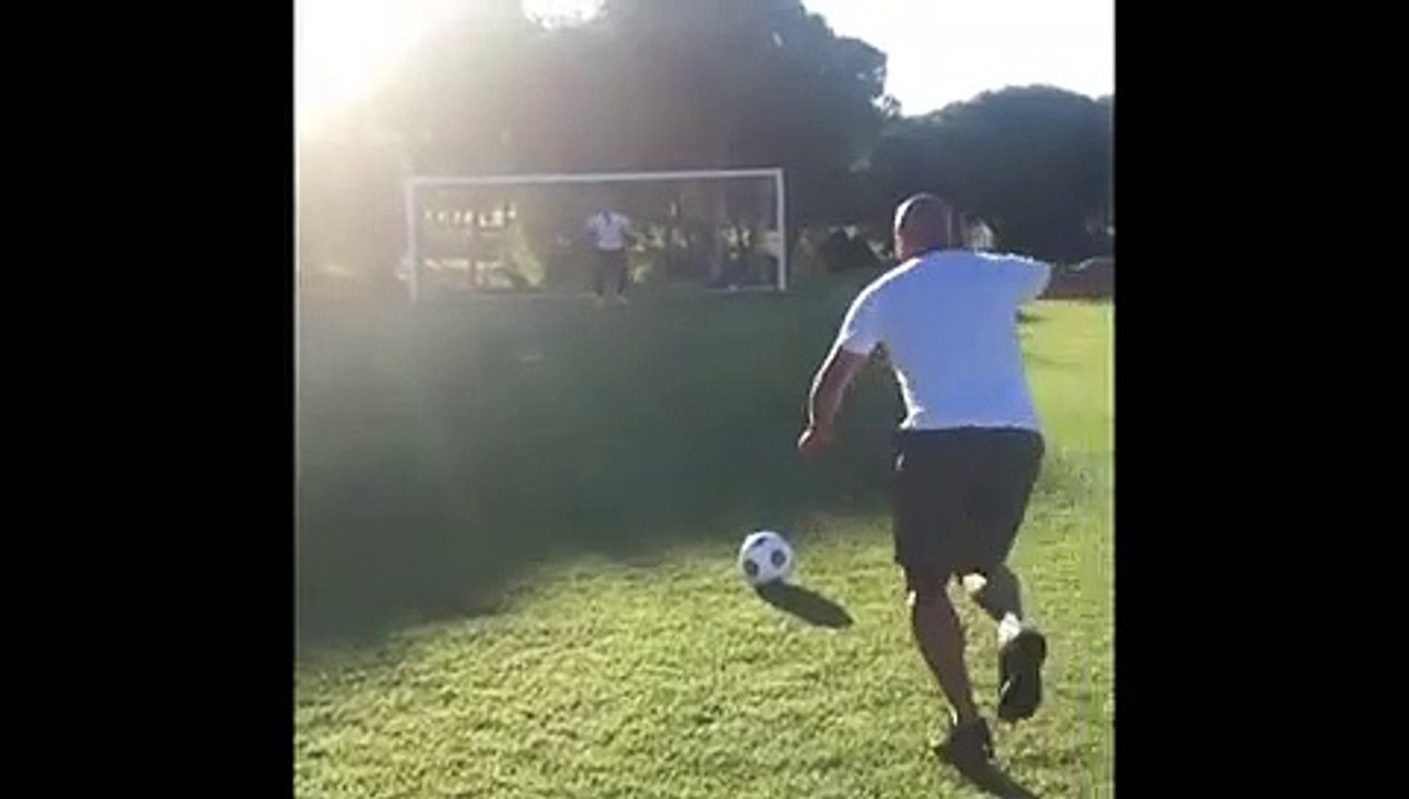 Roberto Carlos recria golo de livre de 97 e deixa Vítor Baía pregado ao chão