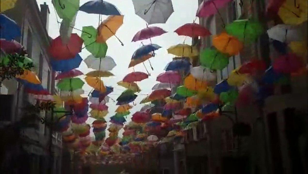 Longwy : coup de vent  sur les parapluies de la rue Aristide-Briand !