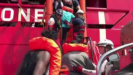 Richard Gere visita navio; seguem resgates no Mediterrâneo