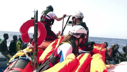 Richard Gere visita navio; seguem resgates no Mediterrâneo