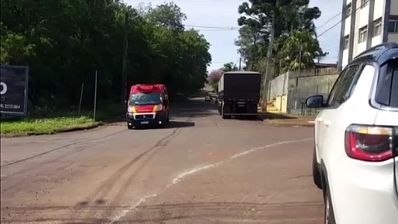 Homem sofre fratura ao ser atropelado por Jeep na Rua Vicente Machado