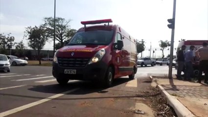 Motociclista e caminhão batem na Avenida Tancredo Neves
