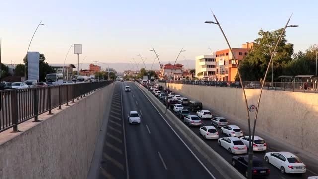 Servis midibüsü ile otomobil çarpıştı: 14 yaralı