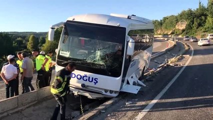 Lastiği patlayan midibüs refüje düştü: 1 yaralı