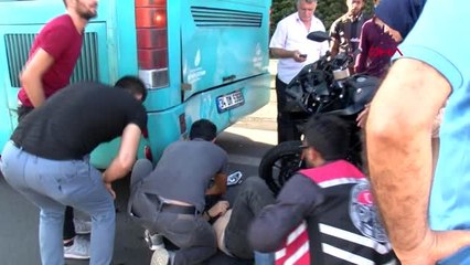 TEM'DE İKİ KATLI OTOBÜSE ARKADAN ÇARPAN MOTOSİKLET SÜRÜCÜSÜ YARALANDI