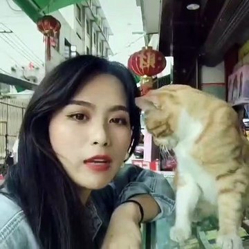 Cette femme et sa chatte sont trop cute. Admirez !