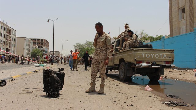 عدن.. قتلى مدنيون والحكومة تسيطر على أجزاء واسعة بكريتر