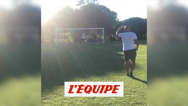 Quand Roberto Carlos reproduit son coup franc de 1997 - Foot - WTF