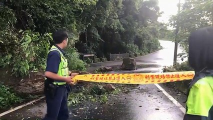 Szkander és Buddha-takarítás enyhe földrengéssel