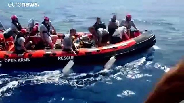 نجم هوليوود يزور سفينة لمهاجرين عالقين في البحر المتوسط رفضت دول أوروبية استقبالهم