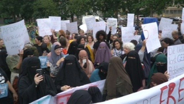 Islamistas y feministas en Holanda protestan contra la prohibición del burka