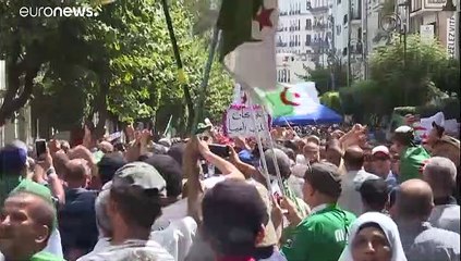 Des milliers d'Algériens réclament une élection présidentielle