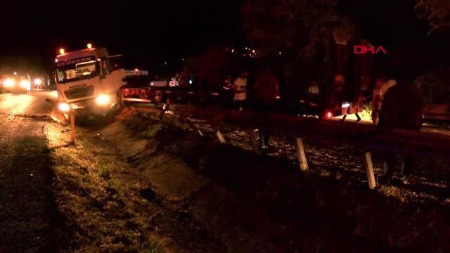 TOKAT Yola dökülen yağ, 5 araca kaza yaptırdı