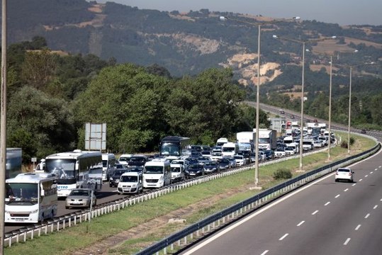 Bolu'da, TEM Otoyolu'nda bayram trafiği yoğunluğu