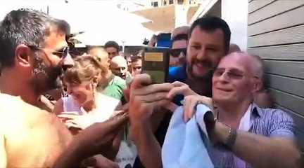 Σαλβίνι: Συνεχίζει την περιοδεία του στις ιταλικές παραλίες