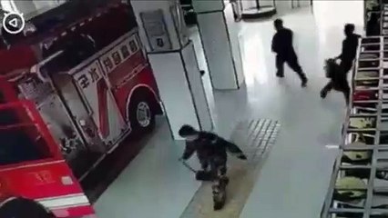 Cuando la señora acaba de limpiar la estación de bomberos (polishing the floor at the fire station)