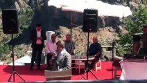 Davutoglu’ndan Erdogan’a “bedelini öderler” göndermesi