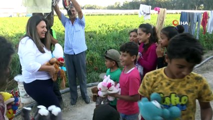 Çadırda yaşayan çocukların oyuncak sevinci