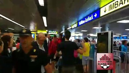 I tifosi salutano i giocatori a Malpensa