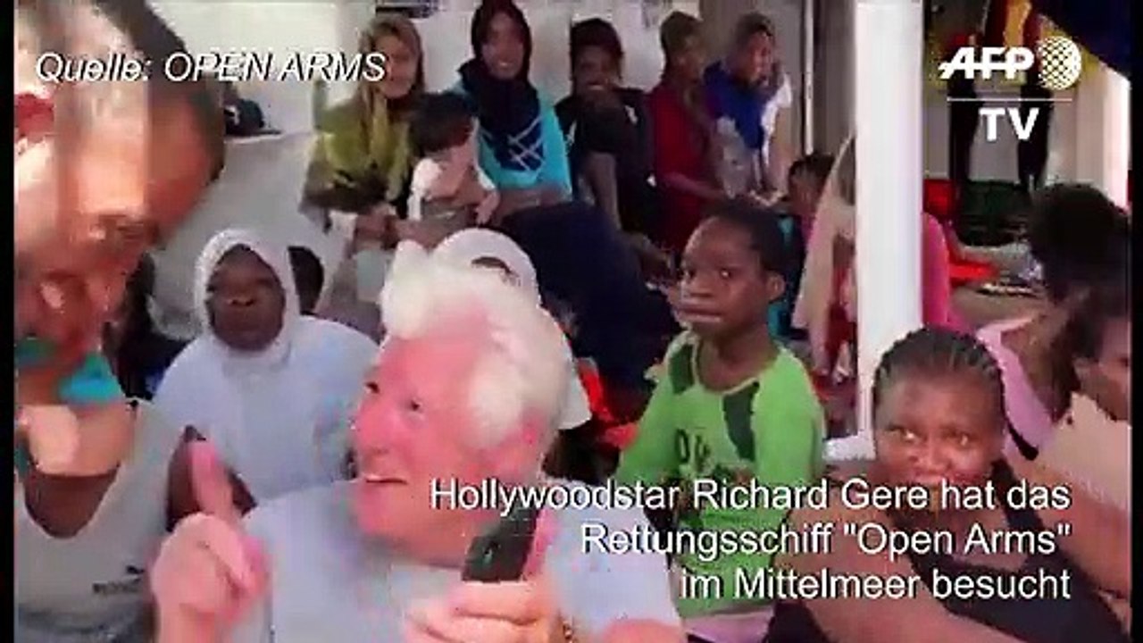 Richard Gere besucht Rettungsschiff im Mittelmeer