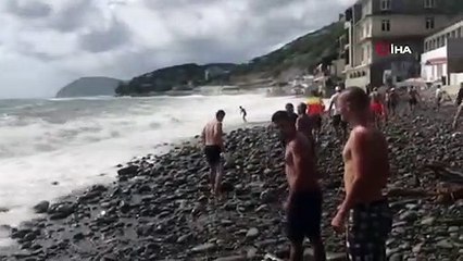 Karadeniz'in azgın sularına kapılan bir adamı kalabalık tarafından zor kurtarıldı