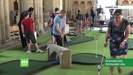 Royaume-Uni : Pour attirer les fidèles en plein d’août, un mini-golf a été déployé dans la nef médiévale de la cathédrale de Rochester
