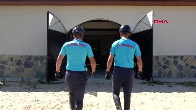 KOCAELİ JANDARMA, KANDIRA SAHİLLERİNDE ATLARLA GÖREV YAPIYOR