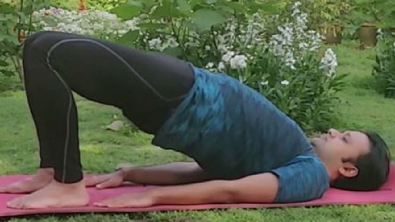सेतुबंध आसन से थायराइड की समस्या से मिलेगा छुटकारा | Setubandh Asana for Thyroid | Boldsky