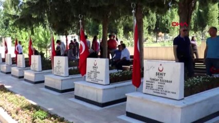 DENİZLİ ŞEHİT MEZARINA 'MELEK DAYIMA GELDİM' DİYEREK SARILDI