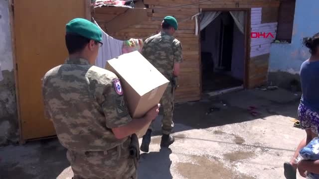 DHA DIŞ ' Türk askeri, Kosovalı çocukların yüzünü 'bayramlık' ile güldürdü