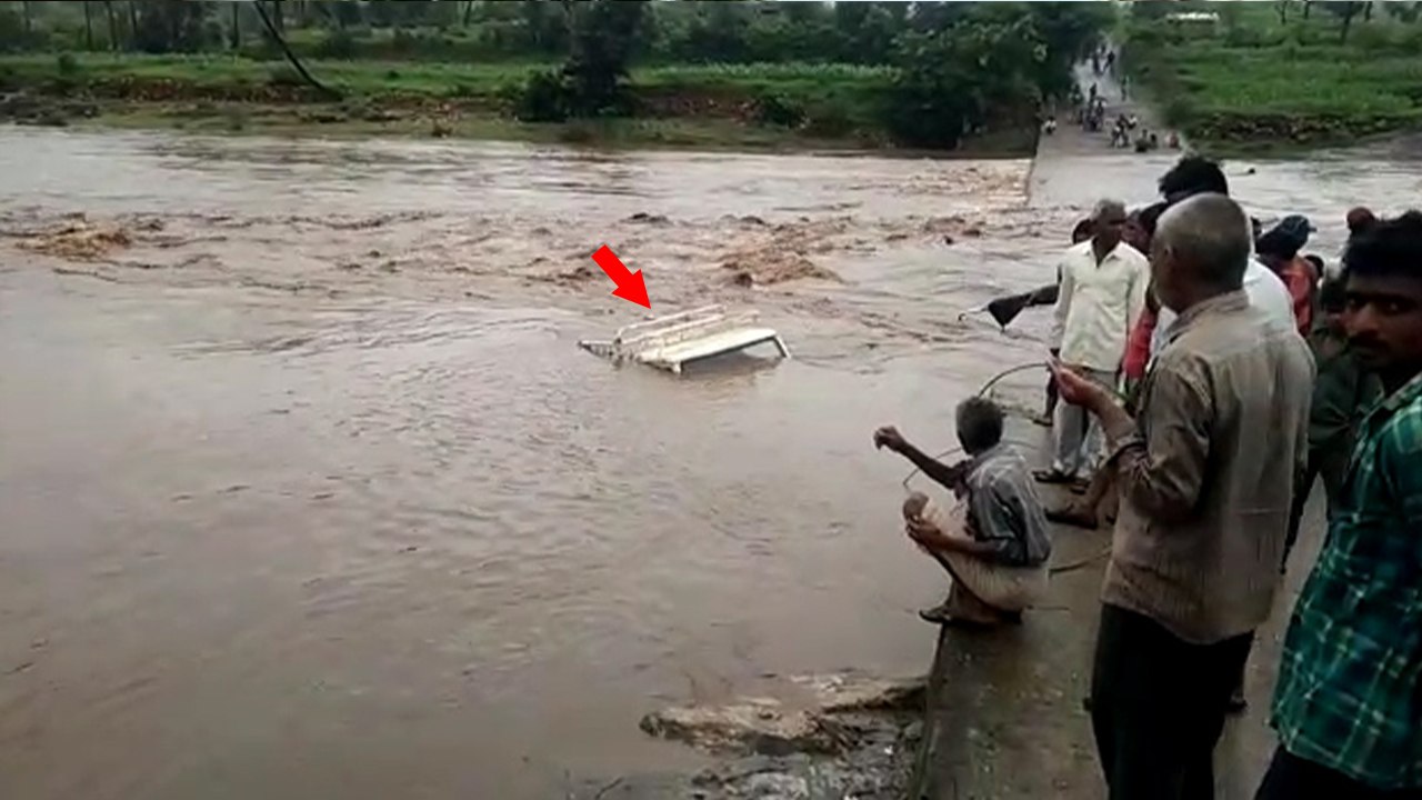 Udaipur : 2 युवक पिकअप समेत नदी में बहे,बचाने में ग्रामीणो ने यूं लगा दी जान की बाजी, देखें वीडियो