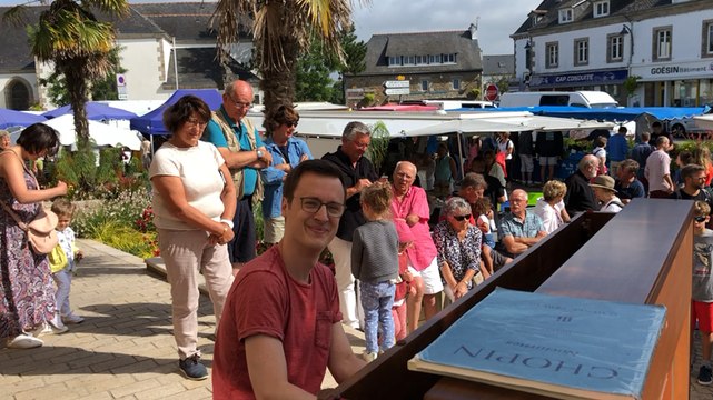 Apéro-opéra, entre abbaye Saint-Maurice et place du marché