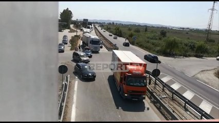 Report TV - Përplasen tre makina, 6 km radhë në Lushnje! Trafik edhe në Vlorë