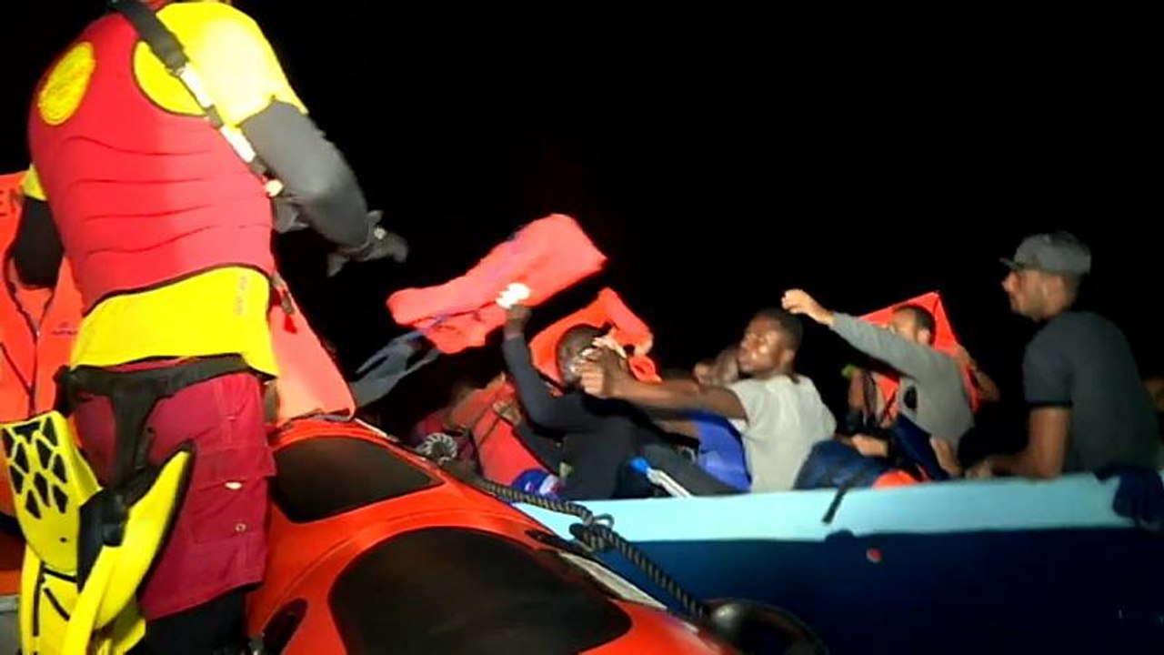 'Open Arms' nimmt weitere Menschen an Bord