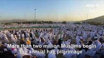 Muslim pilgrims pray at Mount Arafat