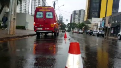 Morador de rua é socorrido após sofrer queda no Centro