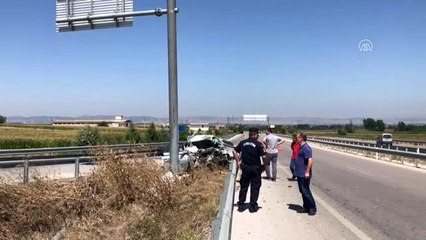 Otomobil bariyerlere çarptı: 5 yaralı