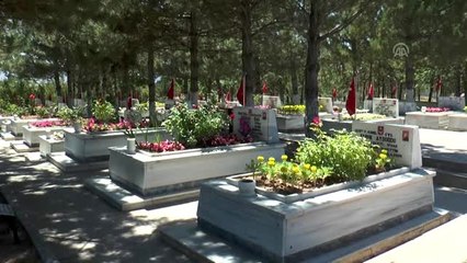 Şehitlikte hüzünlü bayram