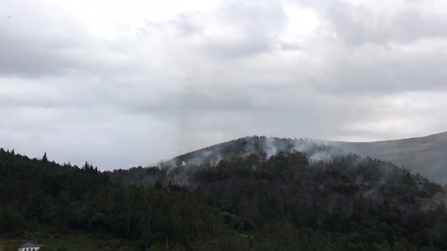 Bomberos trabajando en la extinción del incendio en Valdés